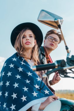 Amerikan bayrağı, bağımsızlık günü kavramı ile genç çiftin düşük açılı görünüş  