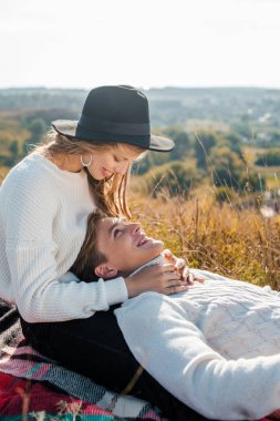 Genç kız yakışıklı erkek çayır üzerinde seyir