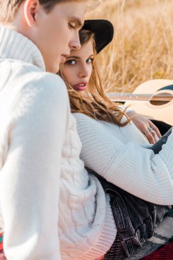 gitar çayır üzerinde rahatlatıcı ile genç çift