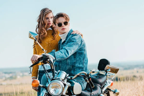 Junge Freundin Umarmt Freund Während Sie Auf Einem Oldtimer Motorrad — Stockfoto