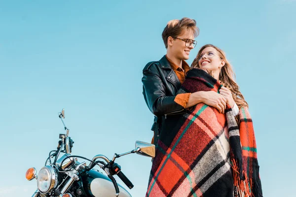Young Couple Glasses Standing Vintage Motorbike Blue Sky — Stock Photo, Image