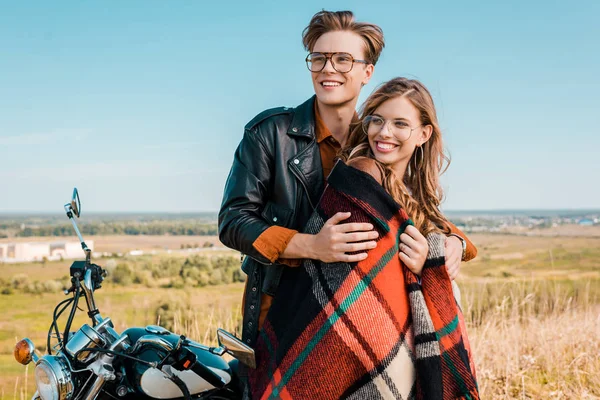 Gelukkige Paar Glazen Staande Buurt Van Vintage Motor Weide — Stockfoto