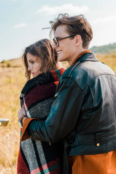 Junges Paar Mit Brille Schaut Auf Bäuerlicher Wiese Weg — Stockfoto