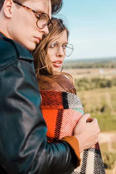 Young Couple Glasses Standing Rural Meadow — Stock Photo, Image