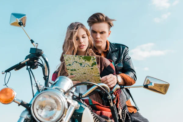 Young Couple Travelers Looking Map Sitting Vintage Motorbike Blue Sky — Stock Photo, Image