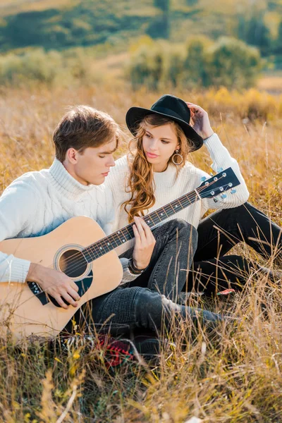 Girlfriend Looking Boyfriend Playing Guitar Meadow — Stock Photo, Image