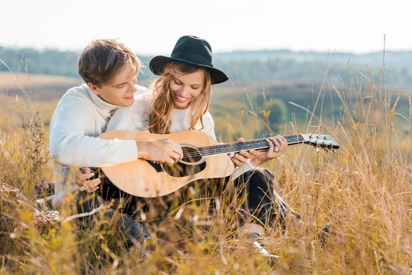 Heureux Couple Jouer Guitare Sur Prairie Rurale — Photo