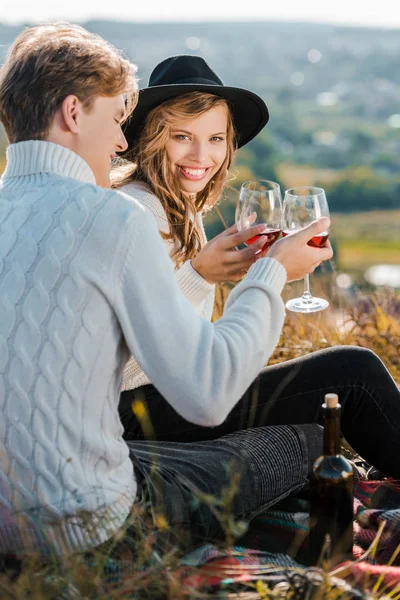 Cuplu Fericit Clinking Ochelari Vin Timpul Picnicului Pajiște — Fotografie de stoc gratuită