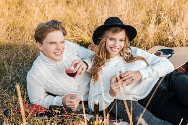 Smiling Couple Holding Wineglasses Red Wine Meadow — Free Stock Photo