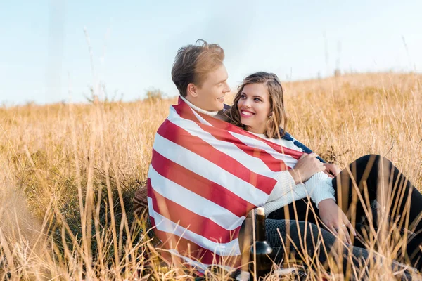 Happy Couple American Flag Resting Grass Independence Day Concept — Stock Photo, Image