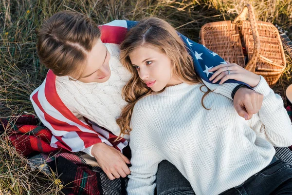Young Couple American Flag Resting Rural Meadow Independence Day Concept — Stock Photo, Image