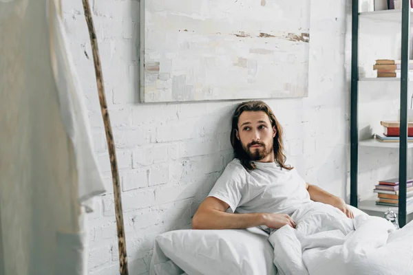 Enfoque Selectivo Jesús Despertando Cama Mirando Propia Túnica Personal Madera — Foto de stock gratis