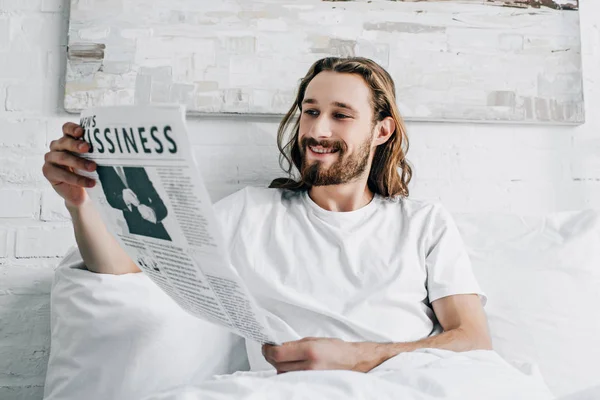 Щасливий Бородатий Бізнесмен Довгим Волоссям Читає Газету Ліжку Ранковий Час — Безкоштовне стокове фото