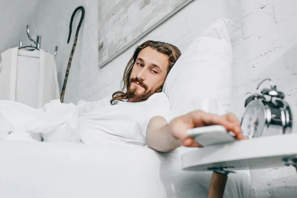 Selektiv Fokus För Jesus Tar Smartphone Sovrummet Hemma — Gratis stockfoto