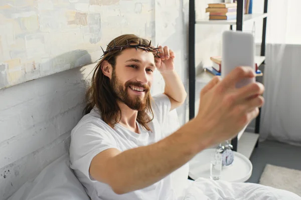 High Angle View Jesus Crown Thorns Taking Selfie Bed Morning — Free Stock Photo