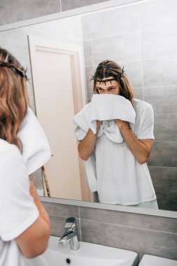 kısmi görünümünde yüz silme ve banyo aynaya bakarak dikenli taç İsa'nın
