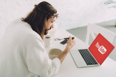 kahvaltı masasında görmek youtube webiste ekranda evde ile dizüstü bilgisayar Mısır gevreği yeme İsa yan görünüm