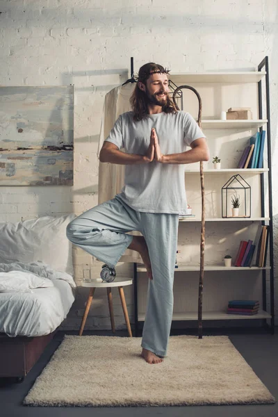 Jesús Sonriente Corona Espinas Pie Árbol Posan Dormitorio Casa — Foto de Stock