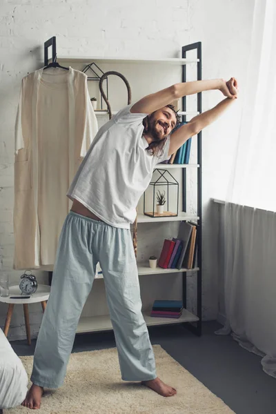 Χαρούμενος Ιησούς Ακάνθινο Στεφάνι Κάνει Πρωινή Προπόνηση Στο Υπνοδωμάτιο Στο — Δωρεάν Φωτογραφία