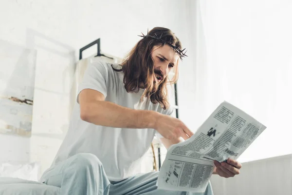 Enojado Jesús Corona Espinas Leyendo Periódico Negocios Dormitorio Durante Mañana — Foto de stock gratis