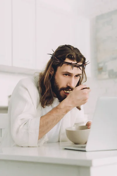 Enfoque Selectivo Jesús Comiendo Hojuelas Maíz Desayuno Mesa Con Ordenador — Foto de stock gratis