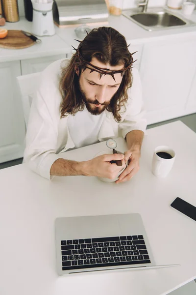 Vista Alto Angolo Gesù Mangiare Corn Flakes Colazione Tavola Con — Foto Stock