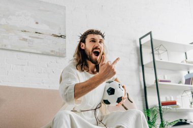 Orta parmak futbol maçı evde izlerken sırasında gösterilen dikenli taç Angry İsa