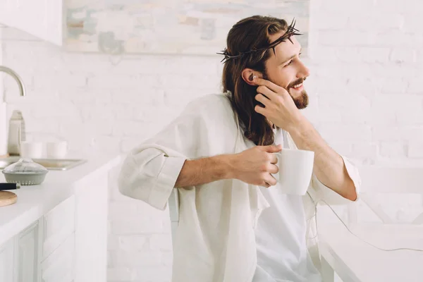 Oldalnézet Boldog Jézus Fülhallgató Zene Gazdaság Csésze Kávé Konyha Otthon — Stock Fotó