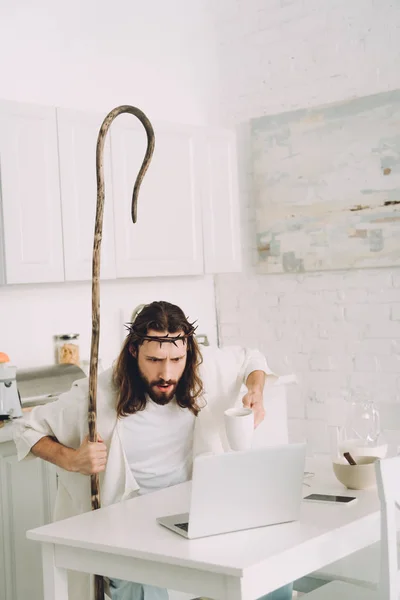 Sorprendió Jesús Con Taza Café Personal Madera Mirando Computadora Portátil — Foto de Stock