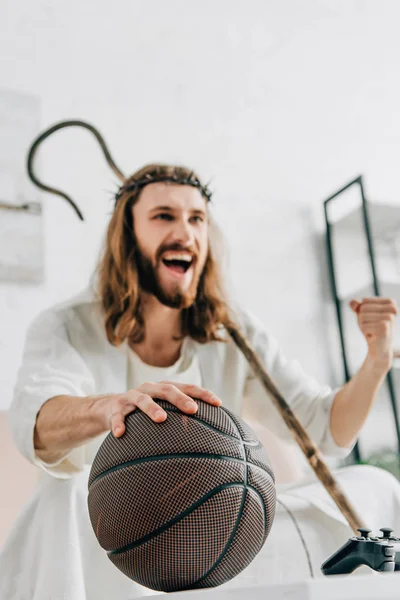 Emocionado Jesús Con Personal Madera Haciendo Gestos Mano Viendo Partido — Foto de stock gratis