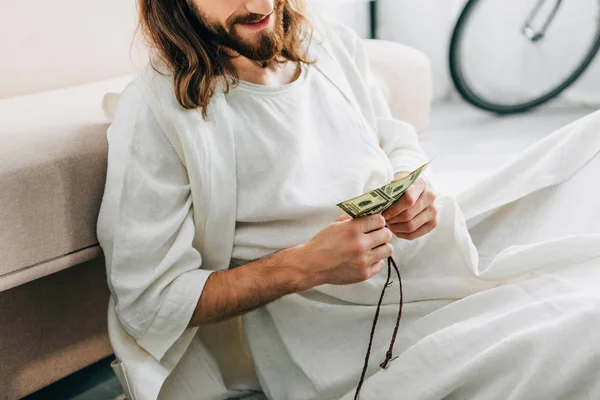 Partial View Jesus Sitting Floor Sofa Counting Cash Home — Free Stock Photo
