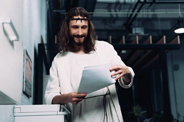 Selective Focus Smiling Jesus Crown Thorns Robe Checking Papers Copy — Stock Photo, Image