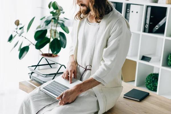 Vista Parcial Jesús Sentado Mesa Trabajando Ordenador Portátil Oficina Moderna — Foto de Stock