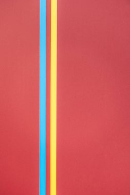 Kırmızı minimalist zemin üzerine sarı ve mavi çizgiler