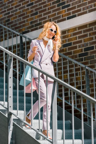 Приваблива Модна Жінка Паперовими Мішками Розмовляють Телефону Сходах — стокове фото