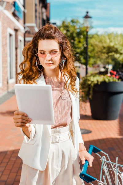 Όμορφη Κομψή Γυναίκα Καλάθι Γεμάτο Χάρτινες Τσάντες Χρησιμοποιώντας Tablet — Δωρεάν Φωτογραφία