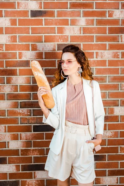 Mulher Elegante Shorts Com Baguete Frente Parede Tijolo — Fotografia de Stock