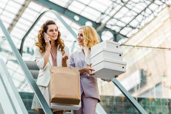 Hermosas Mujeres Jóvenes Con Bolsas Compras Cajas Escaleras Mecánicas Centro —  Fotos de Stock