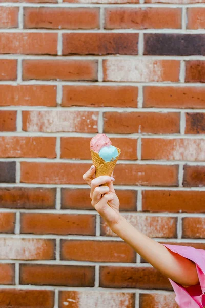 Schnappschuss Einer Frau Mit Leckerem Eis Waffelkegel Vor Ziegelwand — kostenloses Stockfoto