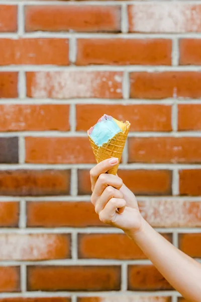 Tiro Recortado Mujer Sosteniendo Helado Cono Gofre Delante Pared Ladrillo — Foto de Stock