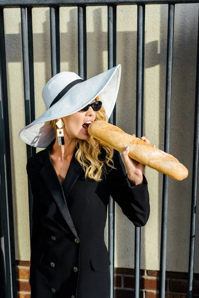 Beautiful Young Woman Stylish Clothes Eating Baguette — Free Stock Photo