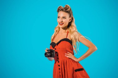 mavi izole fotoğraf makinesi ile retro elbiseli güzel gülümseyen kadın portresi