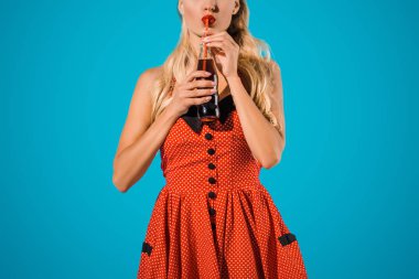 PIN soda içme vintage elbiseli kadın kadar kırpılmış atış cam şişe mavi izole içmek