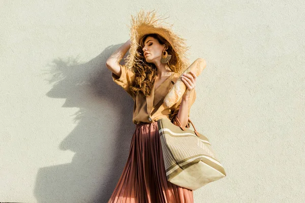 Atractiva Mujer Joven Sombrero Paja Con Baguette Pie Delante Pared — Foto de Stock