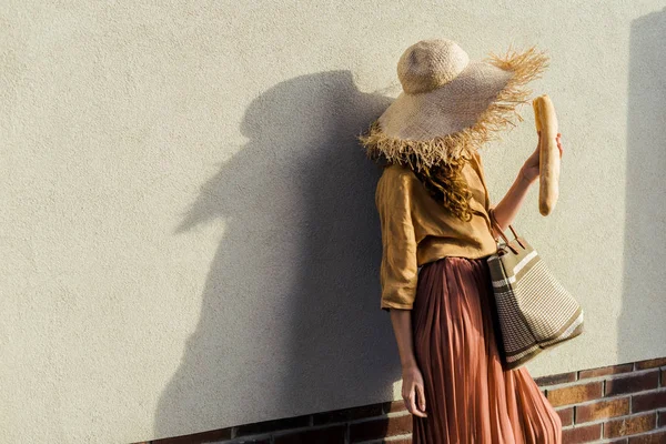 Mujer Moda Sombrero Paja Con Baguette Pie Delante Pared Blanca — Foto de stock gratis