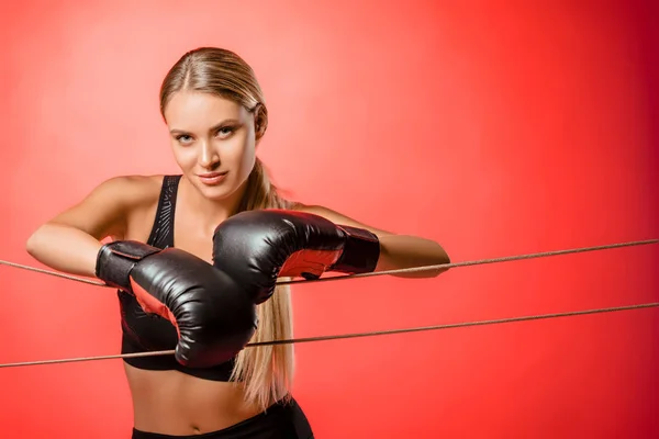 Belo Boxeador Com Luvas Boxe Encostado Nas Cordas Olhando Para — Fotografia de Stock