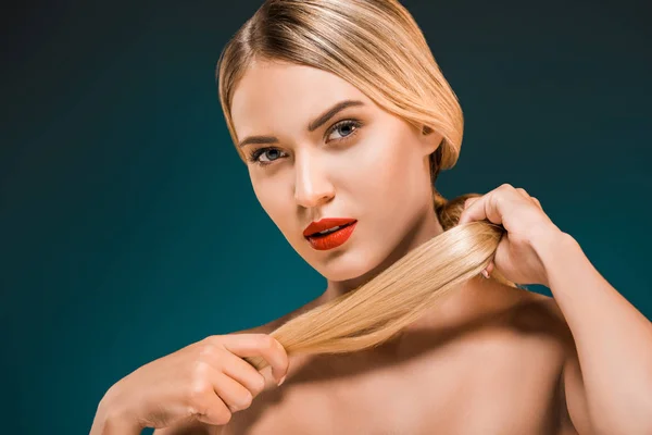 Retrato Bela Jovem Com Lábios Vermelhos Segurando Cabelo Fundo Escuro — Fotografia de Stock Grátis