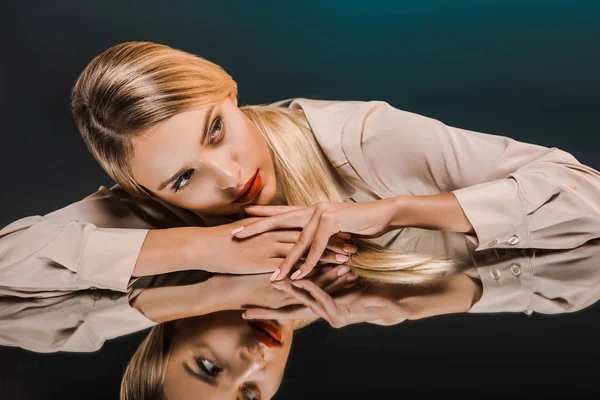 Portret Van Mooie Blonde Vrouw Met Spiegel Reflectie Donkere Achtergrond — Stockfoto
