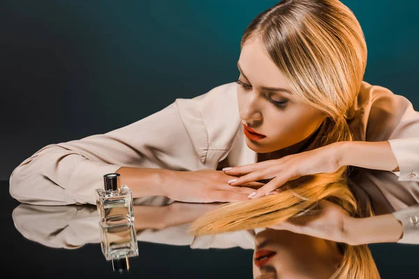 Retrato Mujer Rubia Con Estilo Mirando Perfume Superficie Del Espejo — Foto de Stock