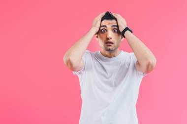 kafa dokunmaktan ve pink izole kamera bakarak şok yakışıklı adam